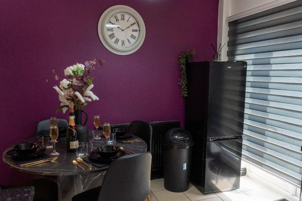 Beautiful House Off-Road Free Parking Farnworth Exterior foto