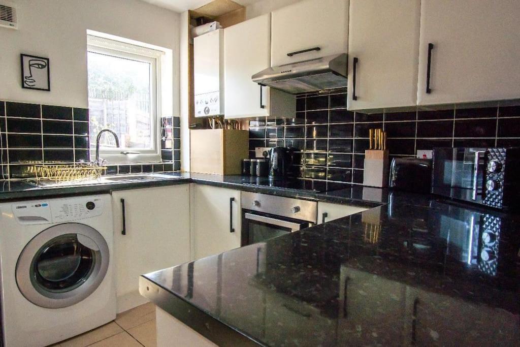 Beautiful House Off-Road Free Parking Farnworth Exterior foto