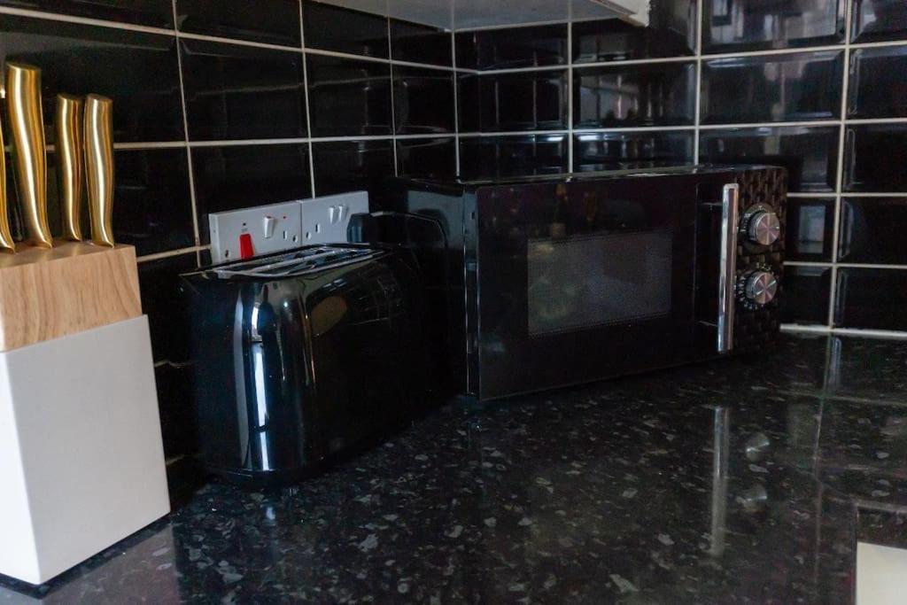Beautiful House Off-Road Free Parking Farnworth Exterior foto
